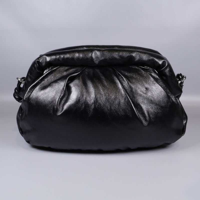 Framsidan av svart axelremsväska med mjuk struktur