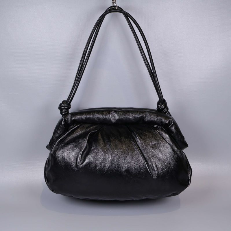 Svart puffig väska upphängd med dubbel axelrem