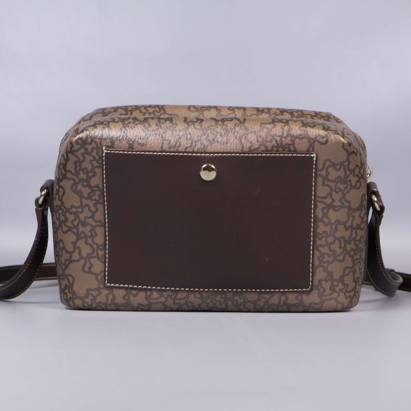 Baksidan av väskan med ficka och knapp visas