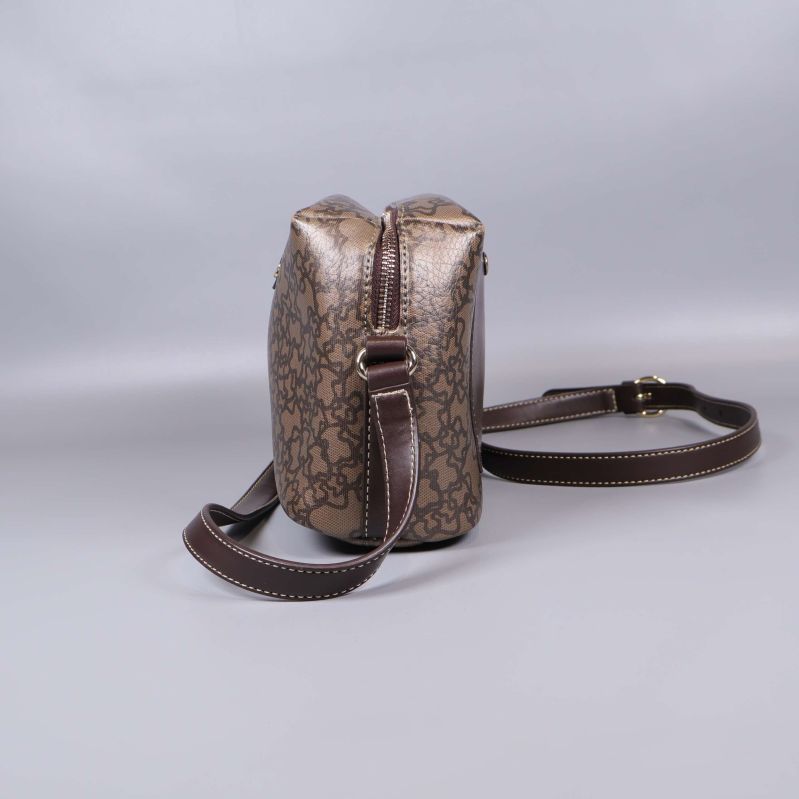 Väskans sida och rem med synliga sömmar