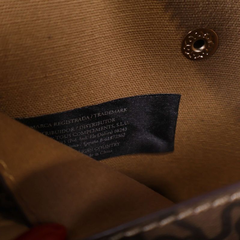 Närbild på svart etikett i väskans innerfoder