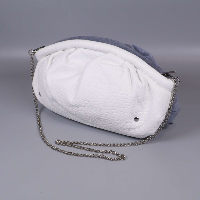 Väska med vit texturerad och blå mjuk utsida