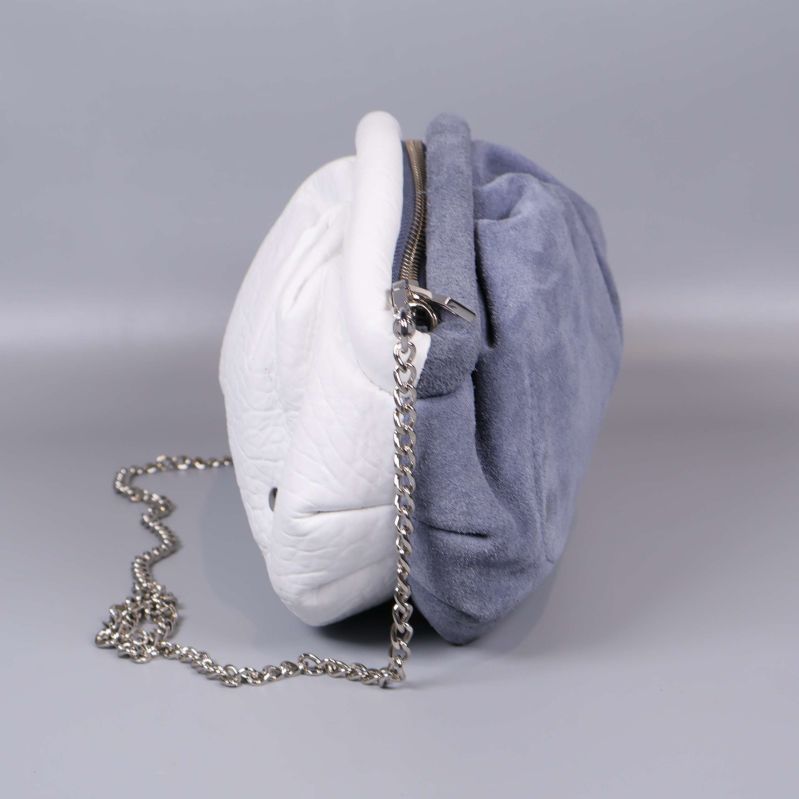 Närbild på öppning och kedja på väskan