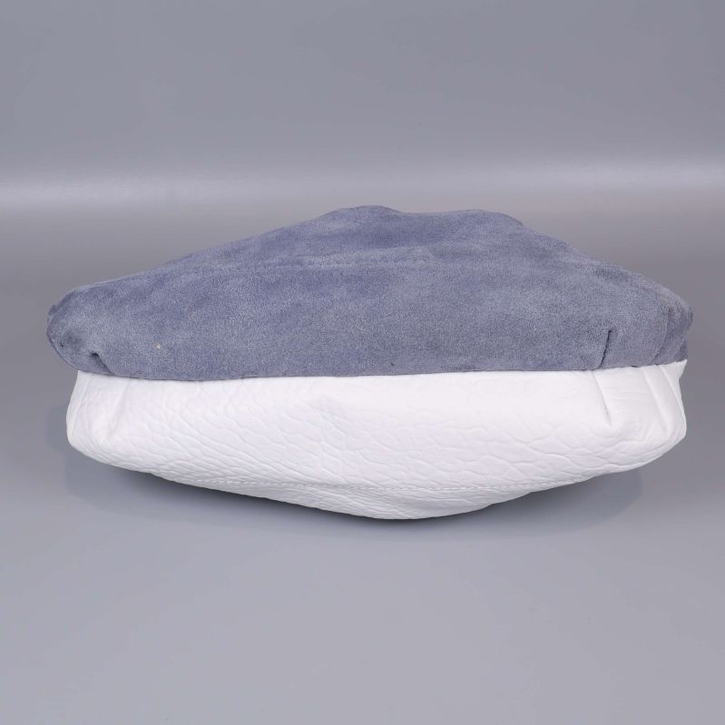 Undersidan av tvåfärgad väska i blått och vitt