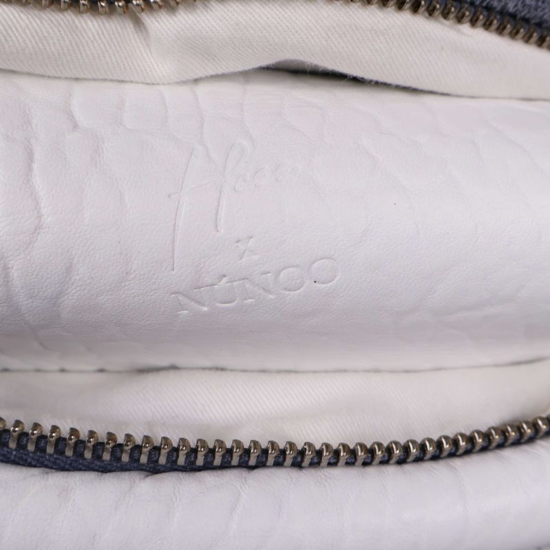 Präglad logotyp Afiona x Núnoo på vitt material