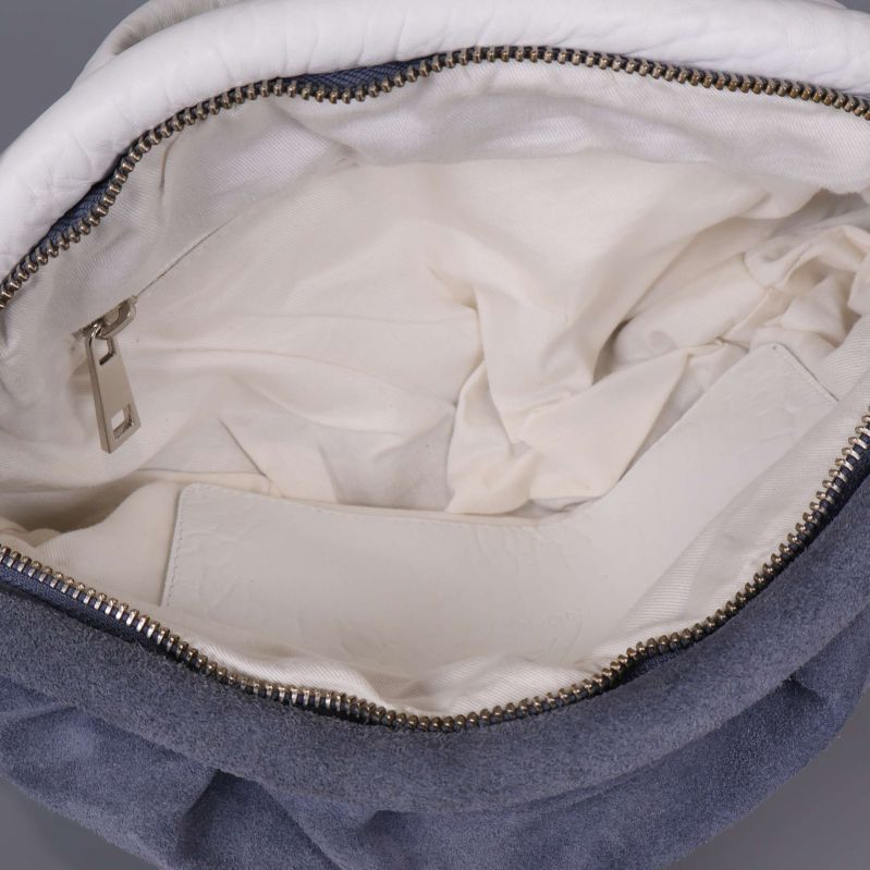 Inuti väskan med ljus fodring och mindre fack