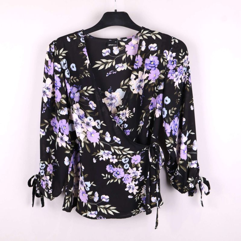 Blommig blus med knytärmar