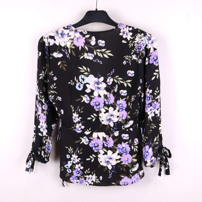 Baksidan av blommig blus