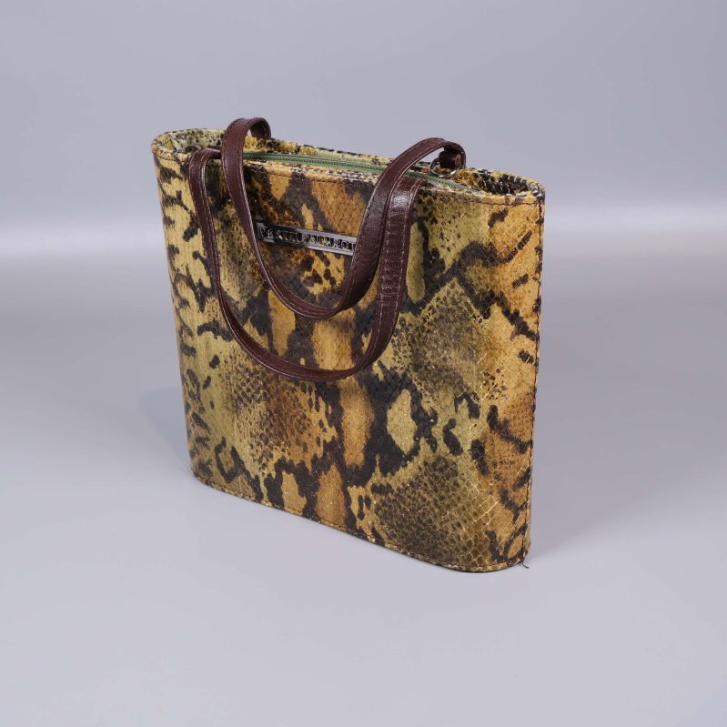 Ormmönstrad väska med bruna handtag i profil