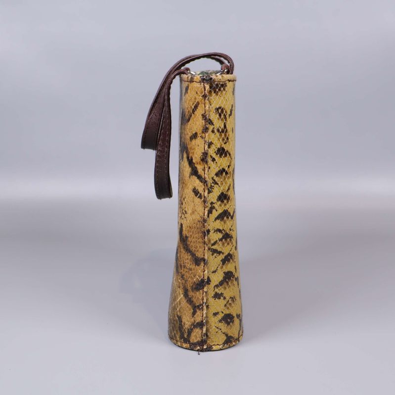 Smal sida av väska visar ormmönster och struktur