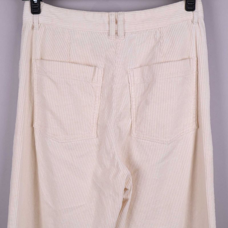 Detaljbild på midja och etikett