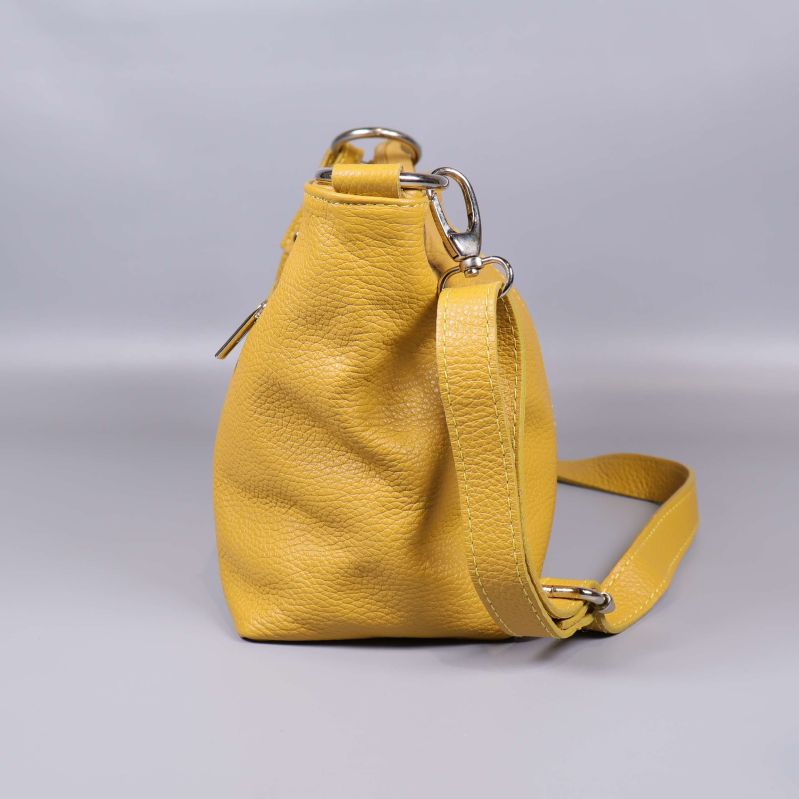 Läderväska i gult från sidan med rem