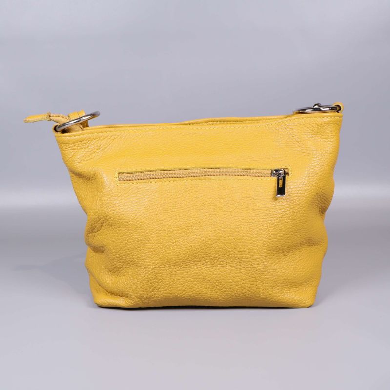 Baksida av gul läderväska med dragkedjefack