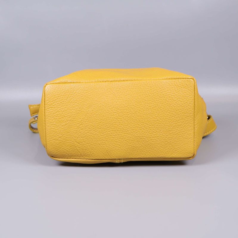 Botten av gul väska i lädermaterial