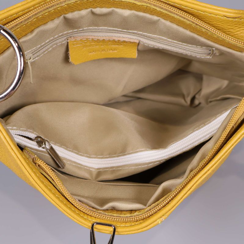 Insidan av väska med flera innerfack och dragkedjor