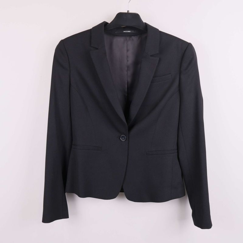 Helbild framifrån på svart kavaj med knappstängning