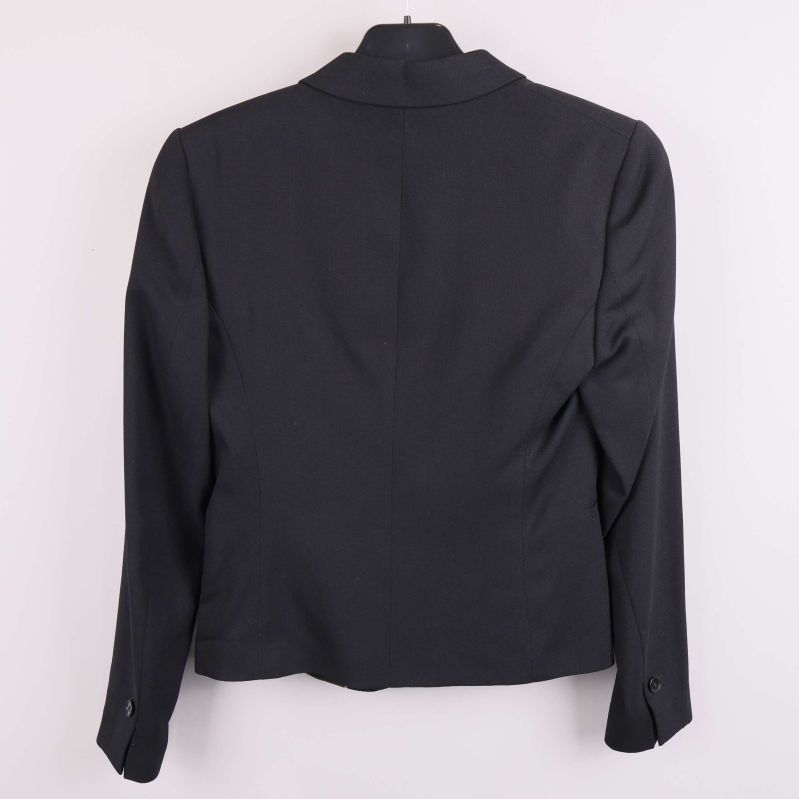 Helbild bakifrån på svart kavaj med enkel rygg