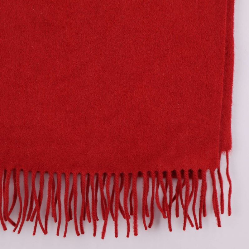 Närbild på nedre delen av röd halsduk med fransar