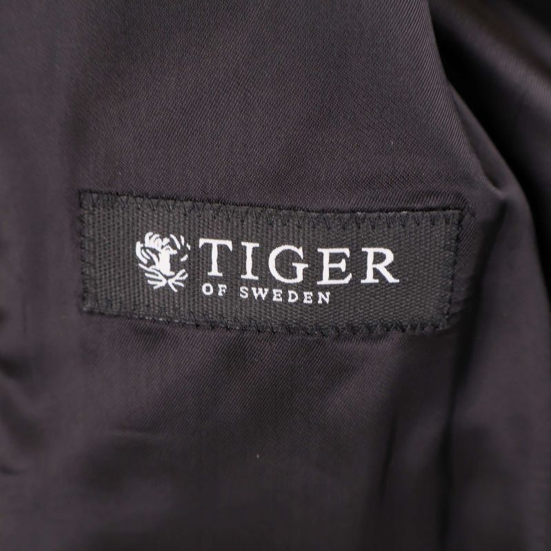 Närbild av Tiger of Sweden logotyp på kavajens insida