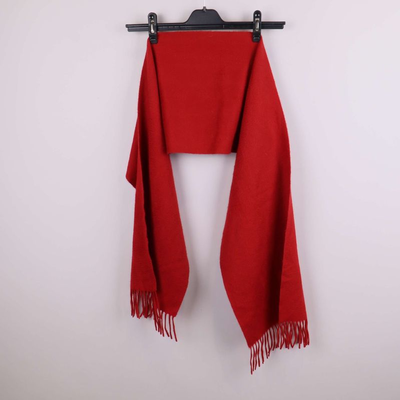 Röd halsduk upphängd och utvikt från sidorna