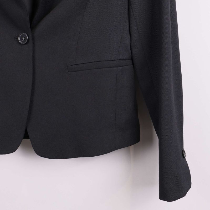 Närbild på kavajens högra ärm och ficka fram