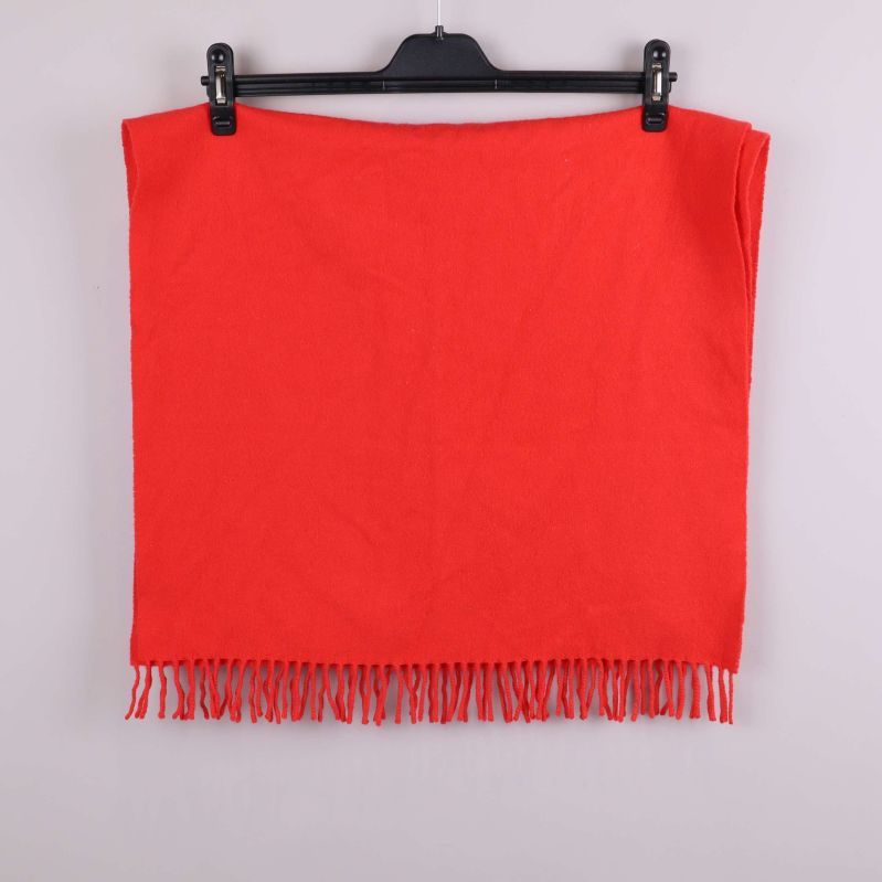 Röd halsduk upphängd med raka fransar nertill