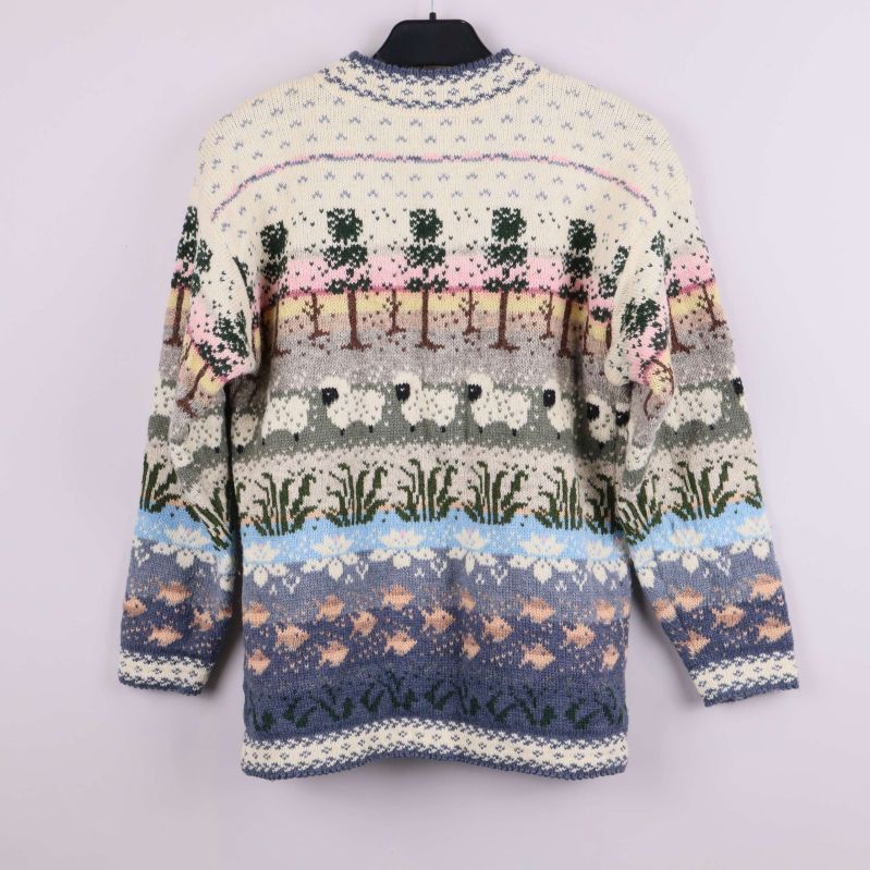 Baksidan av stickad kofta med djur- och landskapsmönster i olika färger