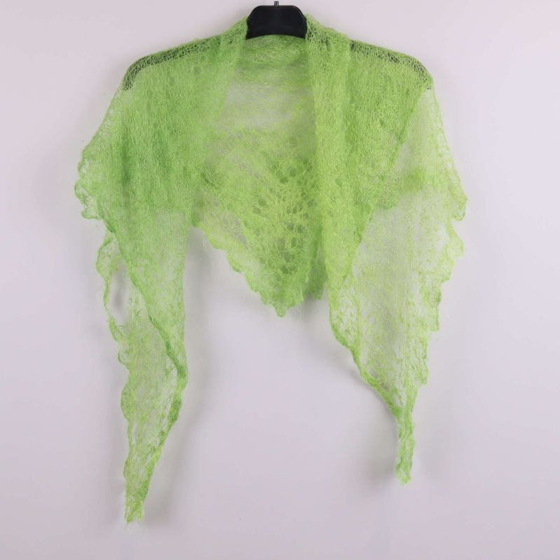 Tunn grön sjal hängande på galge mot ljus bakgrund