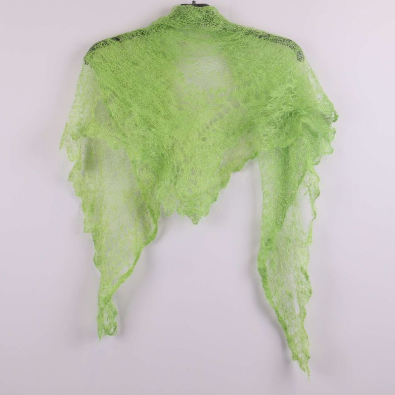 Baksidan av tunn grön sjal på galge