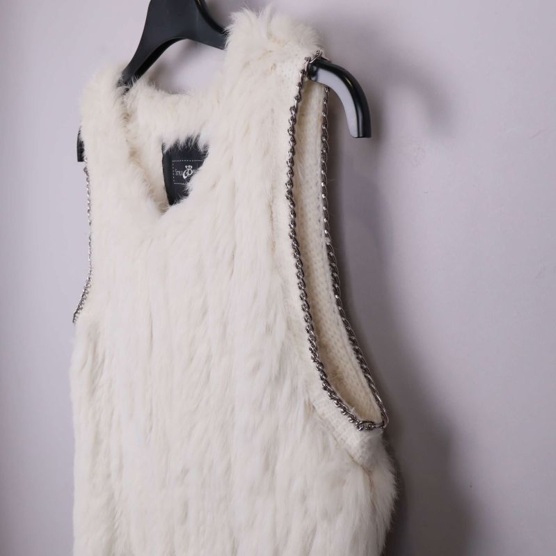 Västens sidovy visar kedjedetaljer 