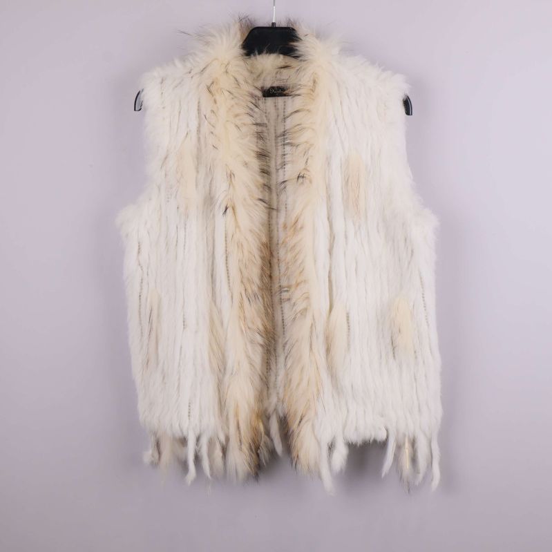 Väst i fuskpäls hänger på svart galge