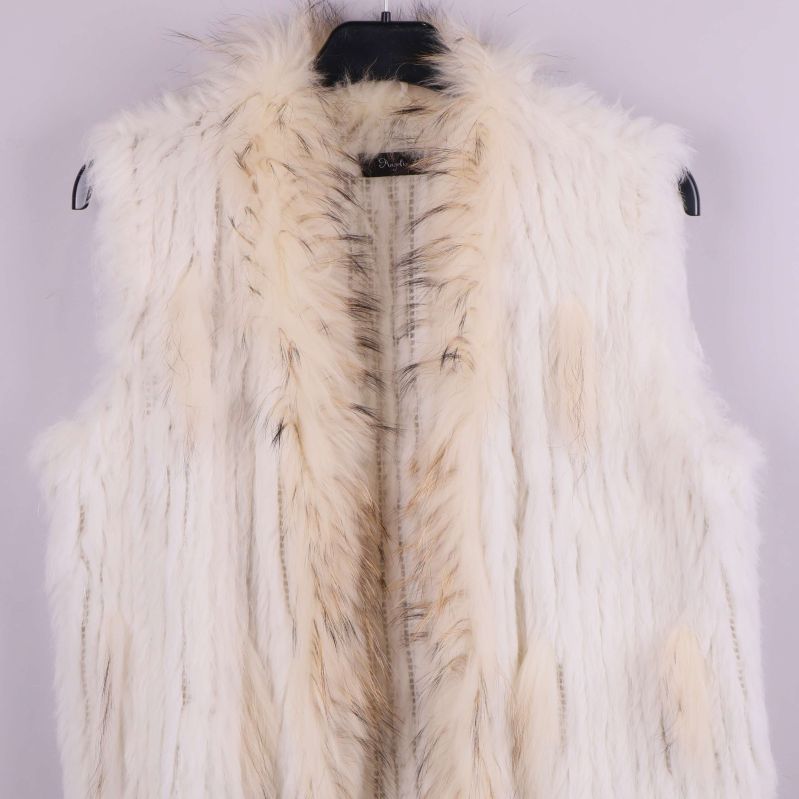 Väst framtill med lång lugg och beige inslag