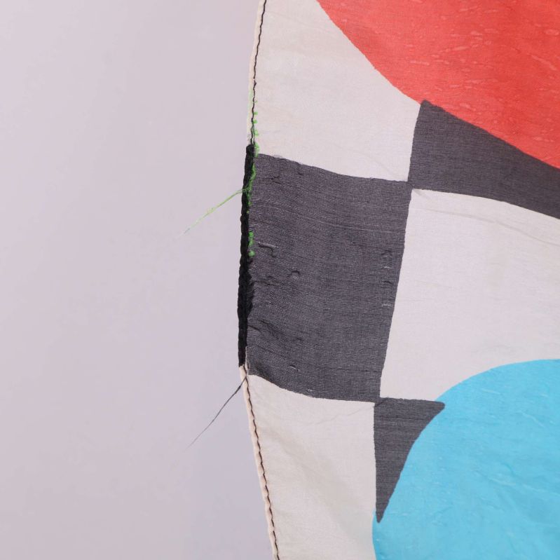 Närbild på sömnad och kant med grönt broderi