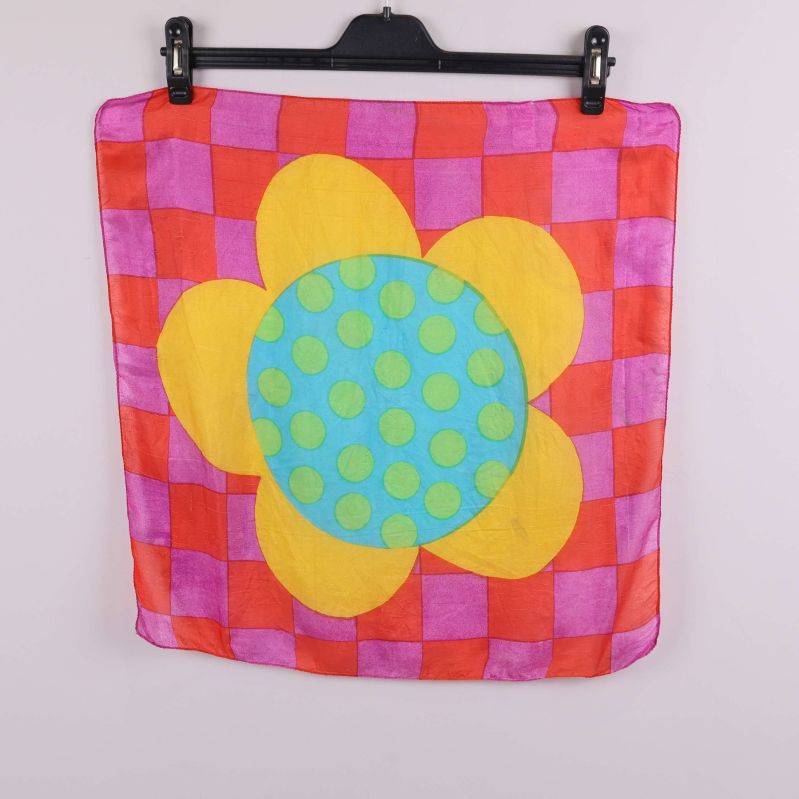 Rutig scarf med stor blomma i klara färger upphängd