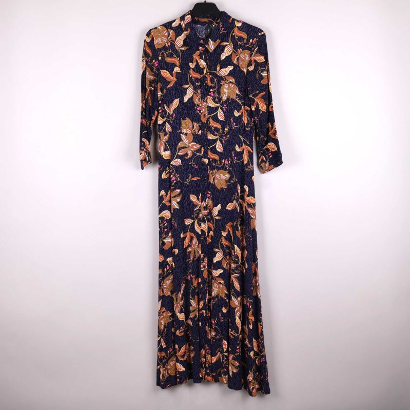 Front av blommig klänning med volanger