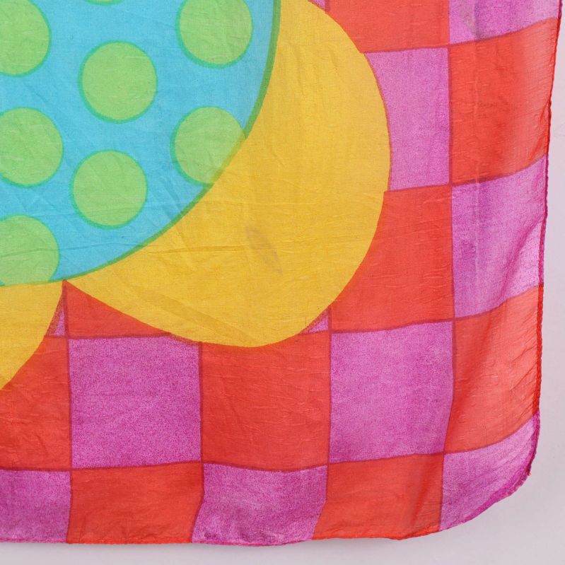 Närbild på scarfs blomdetalj och rutmönster