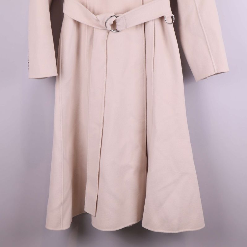 Nedre delen av kappa med bälte och öppning