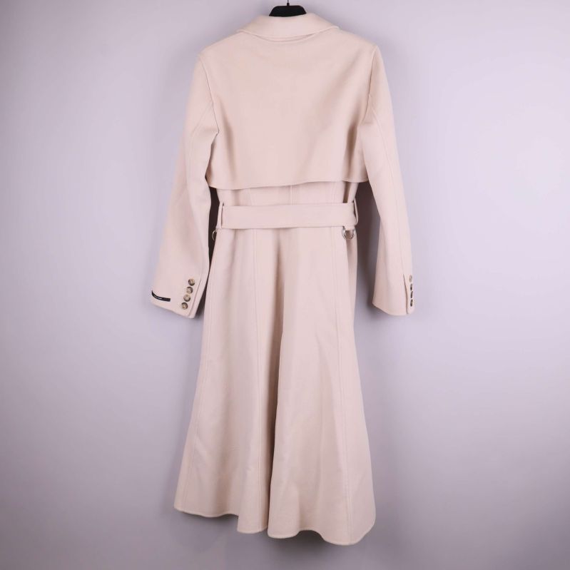 Baksidan av lång beige kappa med bälte