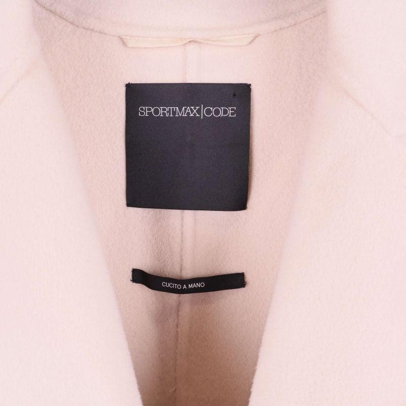 Närbild på etikett SPORTMAX CODE i nacken