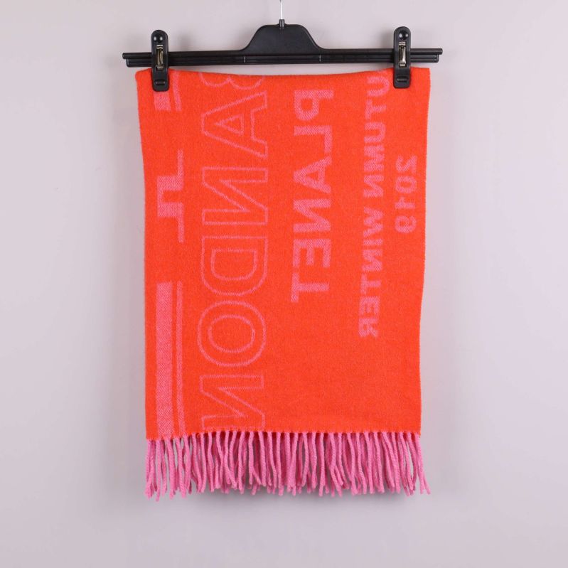 Baksida av halduk med text och rosa fransar