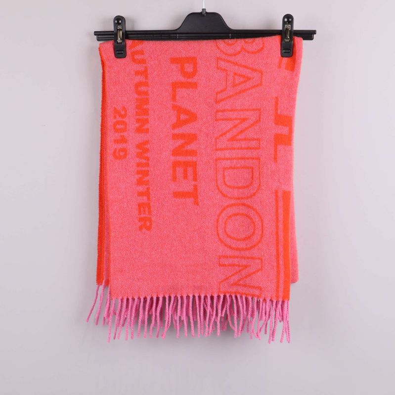 Halduk i rosa och orange med stor text och fransar