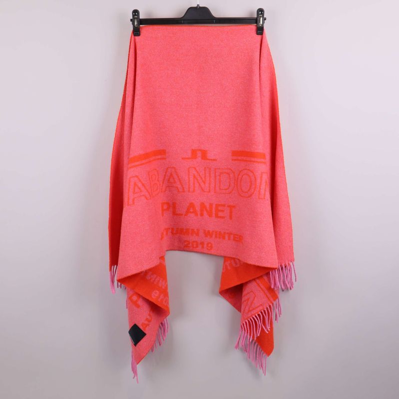 Halduk upphängd synlig i sin helhet med logotyp och fransar