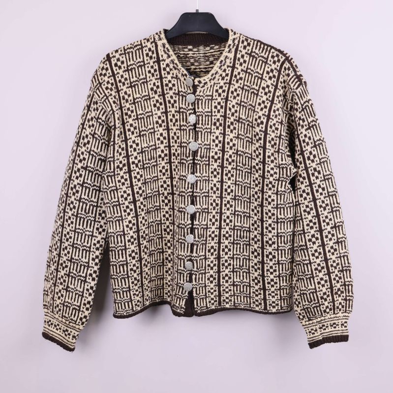 Stickad kofta med grafiskt mönster och rund hals