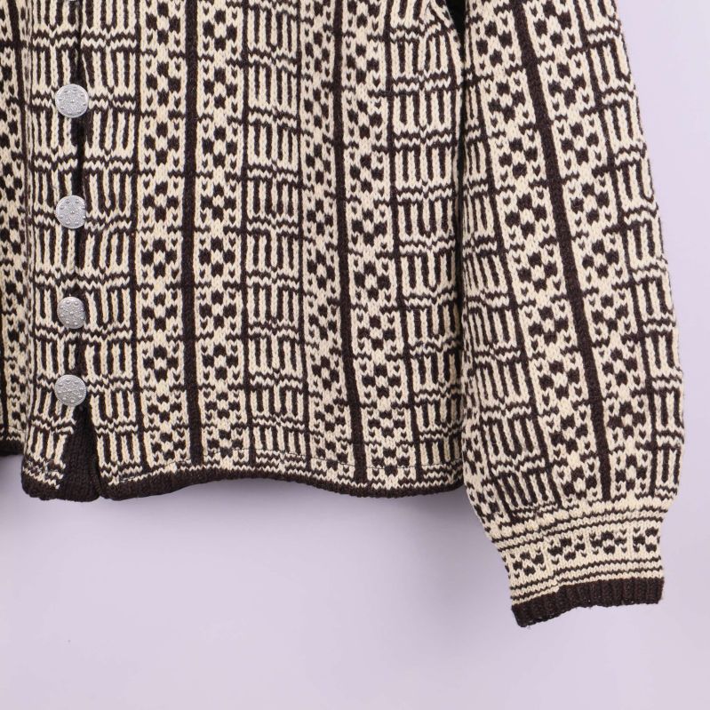 Närbild på koftans andra ärm och nederkant