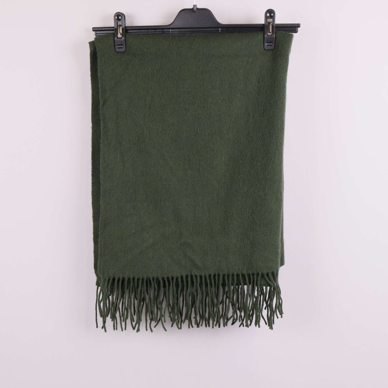 Grön halssjal vikt med fransar upptill