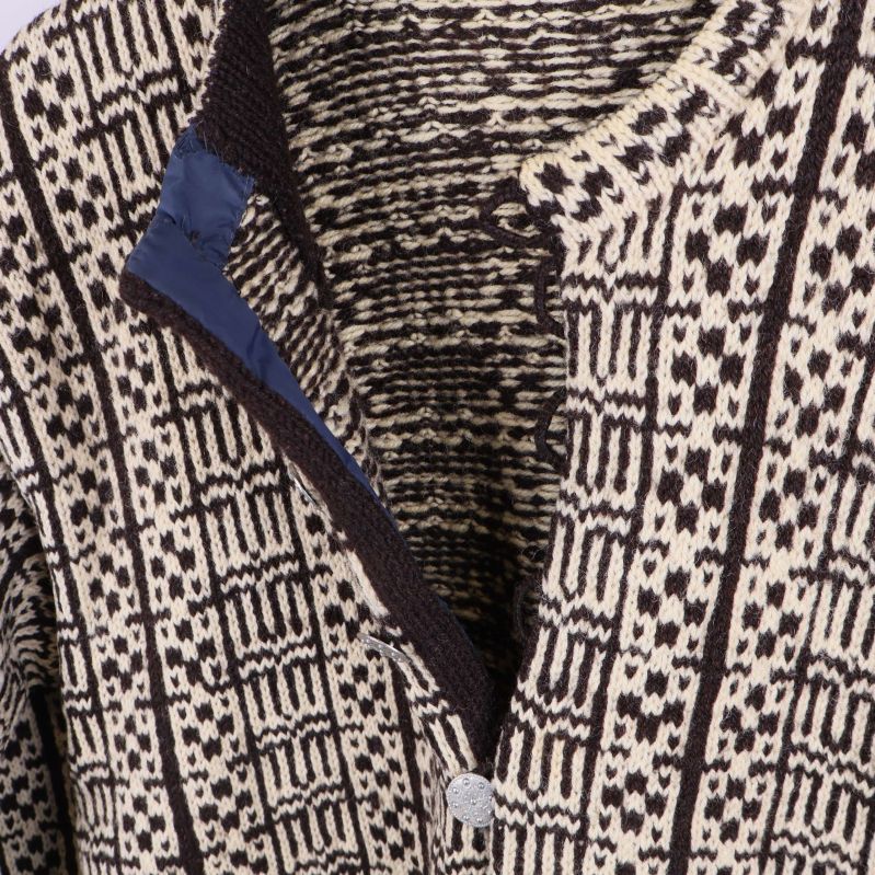 Insida av krage och knappslå på stickad kofta