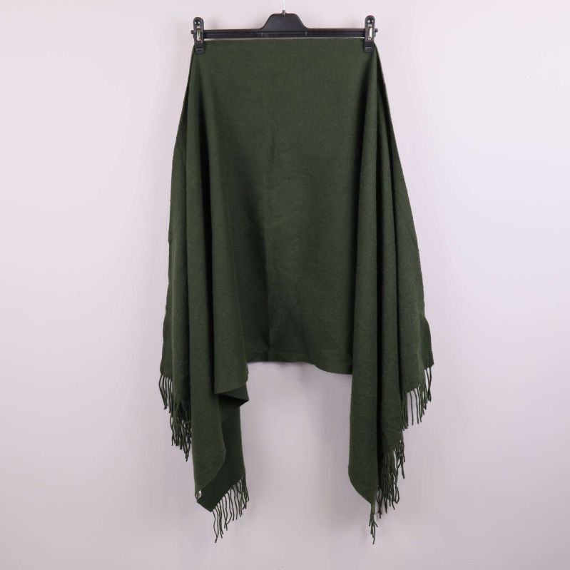 Grön halssjal utrullad med tydliga fransar