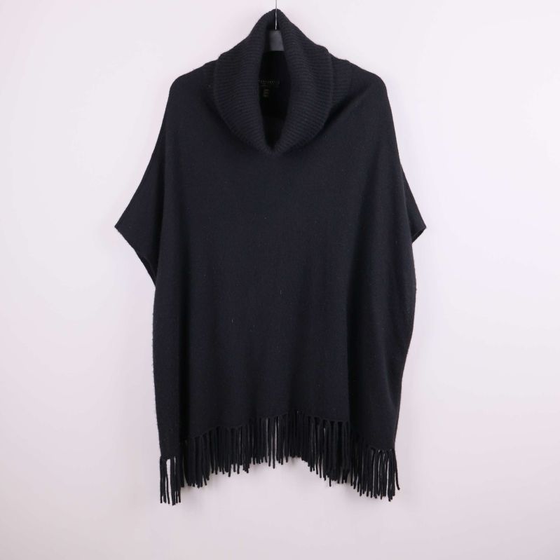 Svart poncho med fransar framifrån och polokrage