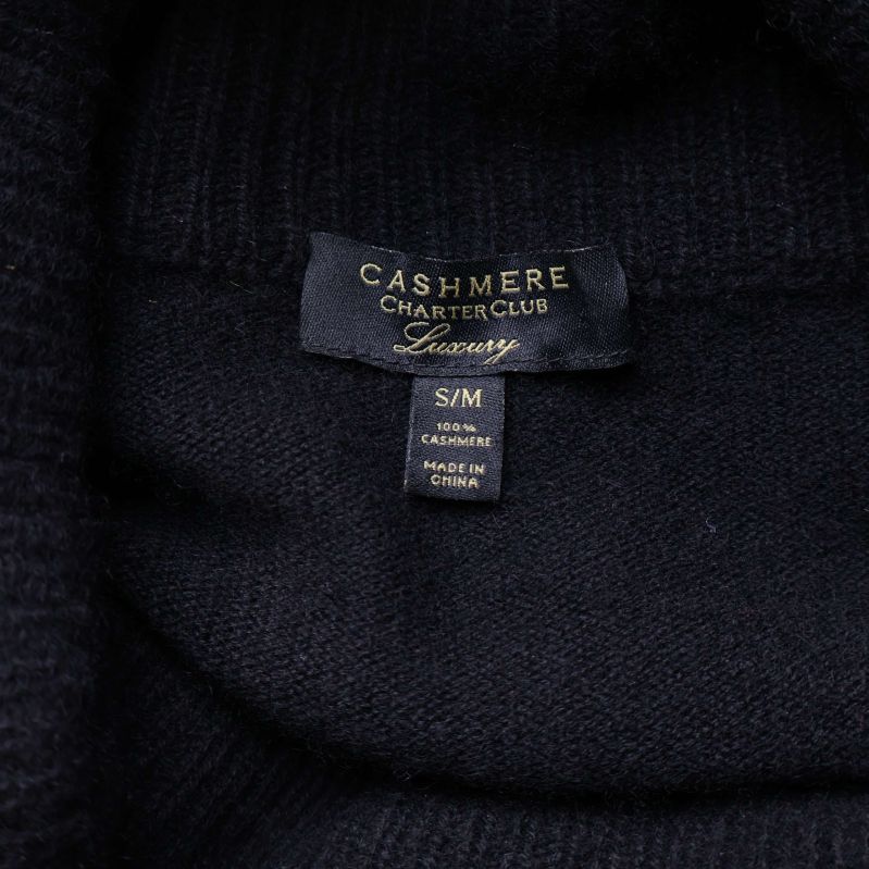 Närbild på etikett med texten Cashmere Charter Club S/M