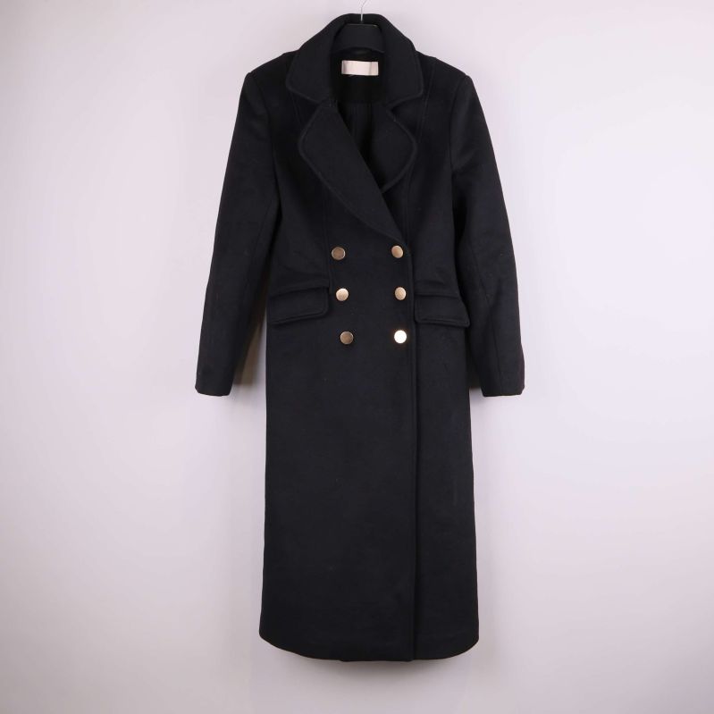 Lång svart kappa med guldknappar fram